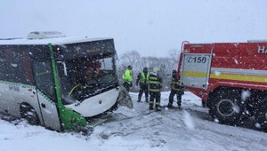 Za Podolíncom havaroval autobus s 12 cestujúcmi