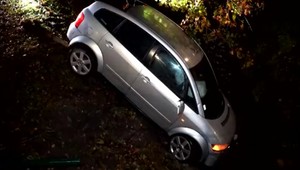 Opitý vodič zaparkoval auto v potoku. Posádka z miesta nehody ušla, jedna žena skončila v nemocnici