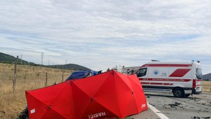Tragická nehoda pri Hrhove: Zrazilo sa nákladné auto s dvoma osobnými vozidlami, nehoda si vyžiadala obeť