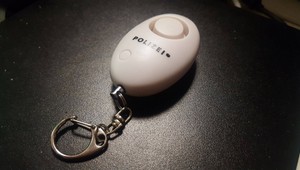Polícia rozdáva ženám alarmy, majú odplašiť násilníka