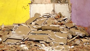 Išli na demolovanú strechu, skončili v nemocnici