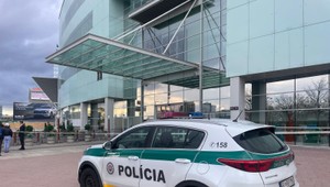 Policajti evakuovali banky po celom Slovensku. Bombová hrozba sa nepotvrdila