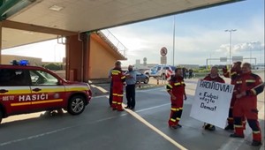 Naši hrdinovia: Slovenskí hasiči sa vrátili z Grécka. Ľudia ich vítali transparentmi