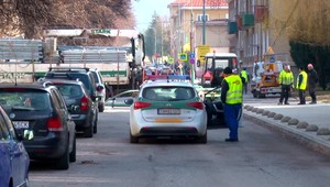 Kuriózna nehoda v Novej Dubnici. Nákladiak strhol pouličné lampy