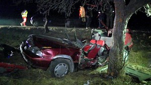 Dvojitá tragédia! Chlapci (†17,†19) vrazili vo vysokej rýchlosti do stromu