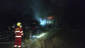 Plamene pohltili dvor v Banskej Bystrici, žena utrpela zranenia