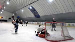 Redaktori TV JOJ si zmerali sily s hviezdnou konkurenciou v hokeji