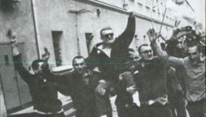 Nežná revolúcia sa neodohrávala len v uliciach. Práve za mrežami vznikla jedna z najznámejších fotografií