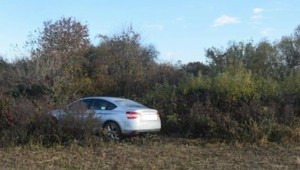 Kuriózna krádež auta: Jeden vystúpil lebo nevedel šoférovať, druhý zablúdil na Ukrajinu