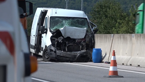 Zrážka dodávky s prívesom skomplikovala dopravu: Len 18-ročná žena skončila v nemocnici