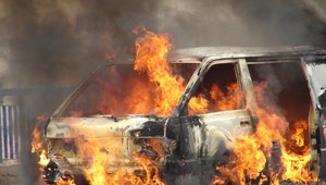 Deti si fotili a natáčali horiace auto na mobil