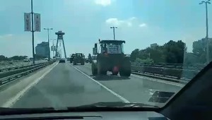 Polícia dementuje informáciu, že proti farmárom má pripravené delá