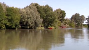 Kamaráti zachránili život mužovi, ktorý sa pošmykol na brehu