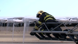 Stačí jeden pád a fatálna nehoda môže byť na svete. Po snehu ohrozujú ľudí na Orave obrovské cencúle