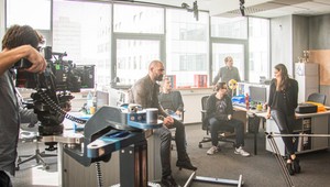 Seriál Za sklom použili v replike text z Threemy. Scénu pritom točili skôr, ako vyšla najavo