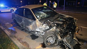 Opitý mladík po sebe zanechal spúšť, zdemoloval päť áut