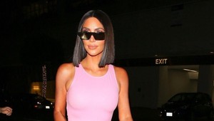 Vytŕčajúce nohavičky a škaredá drahá kabelka: TOTO Kardashianke nevyšlo!