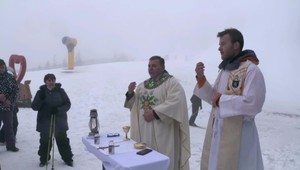 Novoročná lyžovačka vo Vysokých Tatrách potešila aj veriacich. Omša bola priamo pri svahu