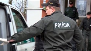 V kamiónoch sa tlačilo 78 migrantov. Vodičov zatkli, ale polícia rieši nový problém