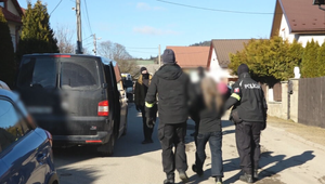 Kukláči zasahovali v rodinnom dome: Našli arzenál zbraní a výbušnín