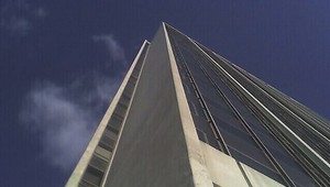 Samovrah usmrtil pri skoku z budovy cyklistu