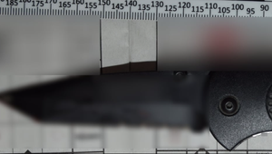 Sedemnásťročného chlapca obvinili z pokusu o vraždu. Suseda dvakrát bodol nožom do hrudníka