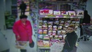 KAMEROVÝ ZÁZNAM. Mladá zlodejka v Partizánskom okráda dôchodcov