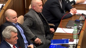 Mizík podľa spolustraníkov nevie pracovať s notebookom. Do parlamentu ho ale poctivo nosí