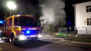 Obrovské plamene a stúpajúci dym. Hasiči zasahovali pri požiari hospodárskej budovy