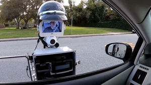 Robotický policajt vie kontrolovať doklady, dávať pokuty aj použiť zastavovací pás s hrotmi