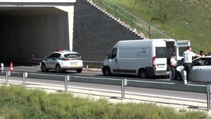 Policajti prenasledovali dodávku. Zastavili ju až výstrely. Vo vnútri boli dve desiatky migrantov