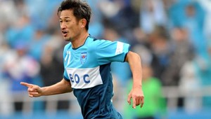 Brilantná gólová hlavička 48-ročného Miuru! Tancoval ako mladík