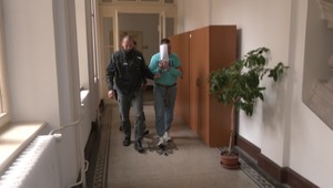 Muž sa pokúsil zavraždiť priateľku. Tá ho chodila podporovať na súd