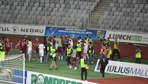 Klužské derby nedohrali pre bitku hráčov po góle!