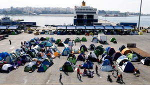 O pár hodín sa má začať s vracaním migrantov, Gréci sa boja násilností