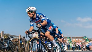 Hrozivý pád nášho cyklistu. Zlomená kľúčna kosť, lopatka a rebrá