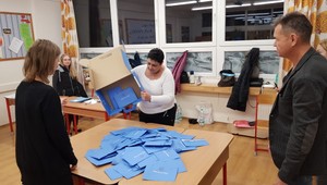 Vo volebnej miestnosti dostanete štyri lístky. Pozrite sa, ktorý patrí do ktorej obálky