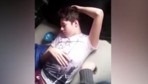 Harry spí denne 18 hodín. Nevedia mu pomôcť ani doktori