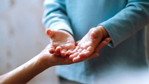 Tušíte, čo všetko si deti prinesú z prechádzky domov? Budete v šoku, čo vedec našiel na ich rukách