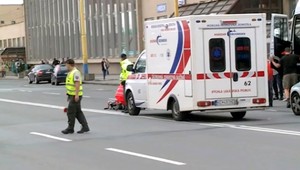 Chodec (†60) chcel prekľučkovať pomedzi autá, vbehol pod kamión