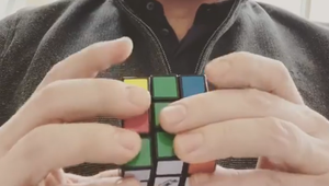 Hviezdny herec ohúril! Rubikovu kocku poskladá do 60 sekúnd!