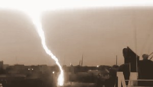 Štyri blesky udreli blízko mladíka, ktorý ich nafilmoval