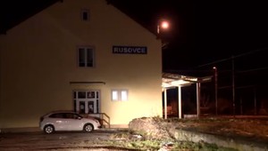 Mladík (23), ktorý v Rusovciach vyliezol na vagón, je v kritickom stave