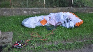 Paraglajdistovi zlyhal motor a musel núdzovo pristáť. Zachytil sa o lanko a odtrhol pouličné osvetlenie