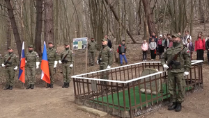 Brežany spomínajú na leteckú tragédiu. Po prvýkrát prišla na miesto sestra jedného z vojakov