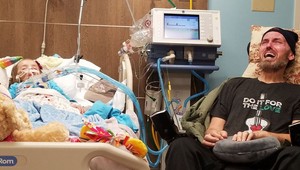 Pochovám nádhernú dcéru a potom aj otca. Mladá matka zverejnila srdcervúcu fotku