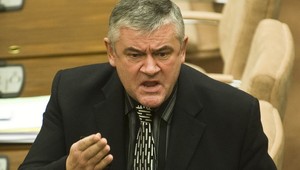 Slota opľul parlament! Šou pokračuje aj dnes...