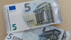 Pre 10 eur sa mu vyhrážal smrťou: Mladík napadol a okradol staršieho pána