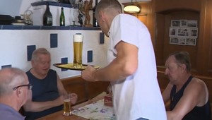 Viac peňazí pre čašníkov? Národniari chcú oslobodiť prepitné od dane