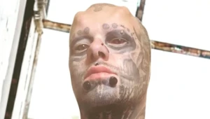 Nechal si odrezať uši, aby vyzeral ako lebka